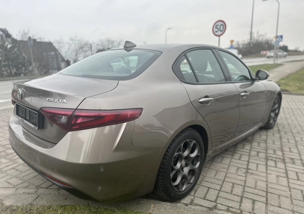 Alfa Romeo Giulia cena 44900 przebieg: 79612, rok produkcji 2017 z Żabno małe 301